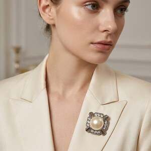 The Franklin Mint Jackie Jewelry Collection Crystal & Faux Pearl Brooch Pendant